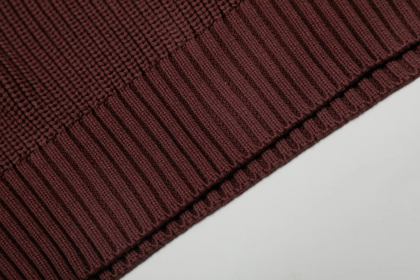 P220 Top quality" Style number: DS812# (not off the shelves all year round) [Ralph Lauren round neck piqué knitted sweater with war horse embroidery on the front and back] ✅Ralph Lauren classic basic versatile round neck pullover sweater for men and women ✅Main supply platform live broadcast Wholesale entity Replenish if out of stock Not removed from the shelves ✅ZP quality 1:1 version Scan the code to enter the GF website Counter quality ✅Detailed quality The only one in Guangzhou Imported quality cotton yarn Mainly high-end, cost-effective, good quality needless to say ✅The version is restored to the original order, the maximum size can be worn up to 200 pounds, loose, comfortable and stress-free ✅The upper body is simple and easy to match, ootd must-have style, good-looking clothes are never picky, a must-have item in the wardrobe is recommended. Size: S-XL Color: White, gray, khaki, navy blue, brown, burgundy, black with white label, black with red label